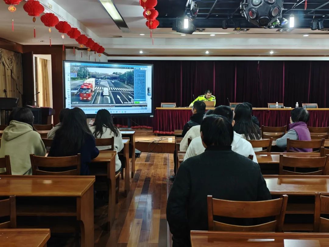 Dongbang Traffic Police Squadron은 도로 교통 안전을 촉진하기 위해 공장에 왔습니다.